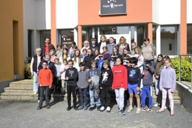 Les enfants d'Hallo Kinder et leurs correspondants allemands devant le Foyer Darwin à Angers.